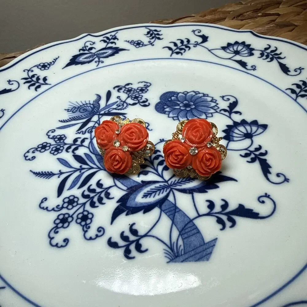 Vintage Coral Red Rose Screw Back Earrings Gold Tone Filigree Rhinestone Floral